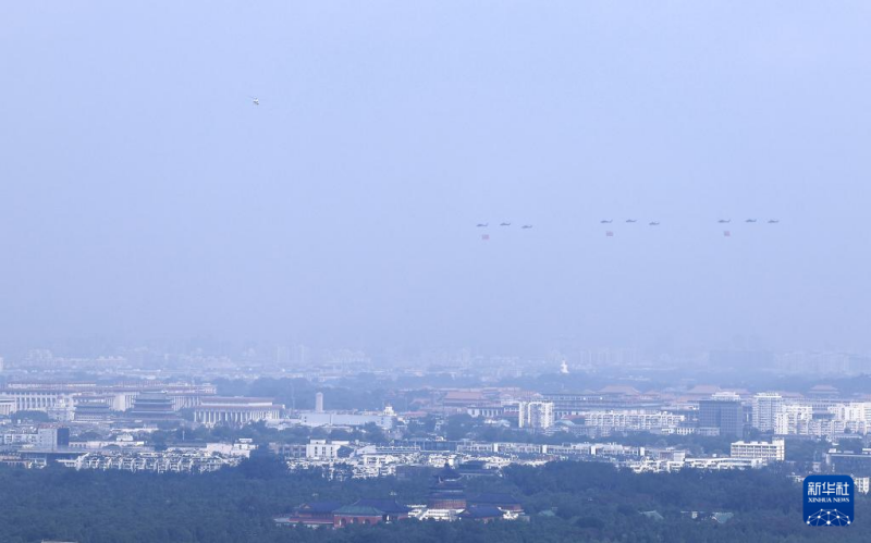 चीन की राजधानी पेइचिंग में थ्येनआनमन चौक पर आयोजित भव्य सैन्य परेड