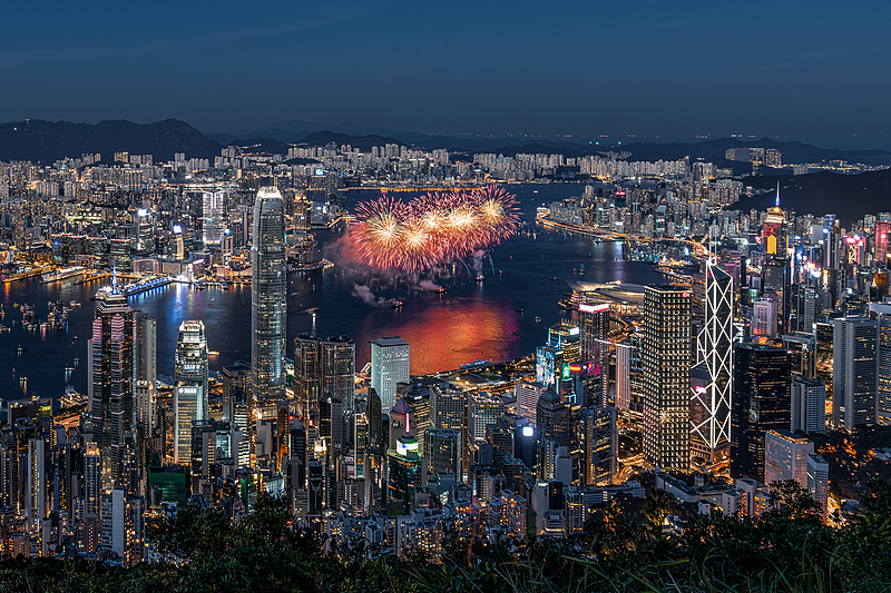 हांगकांग में राष्ट्रीय दिवस का जश्न मनाने के लिए बड़े पैमाने पर ड्रोन परेड का आयोजन