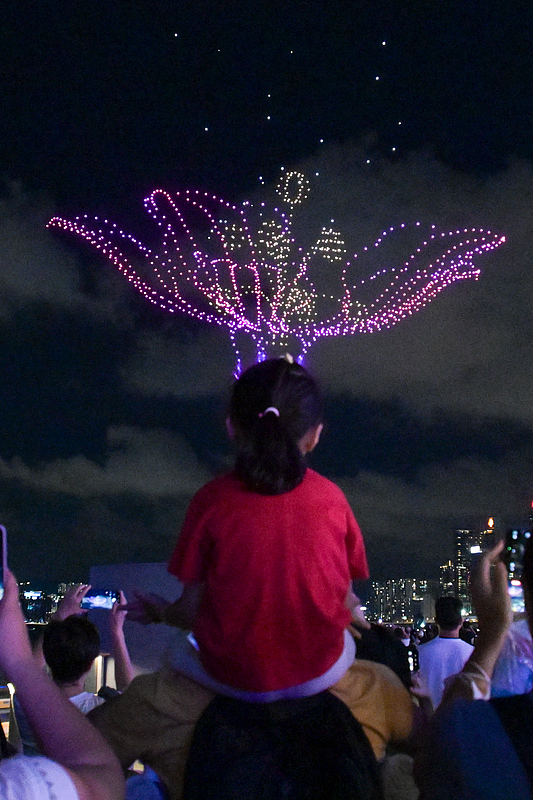 हांगकांग में राष्ट्रीय दिवस का जश्न मनाने के लिए बड़े पैमाने पर ड्रोन परेड का आयोजन