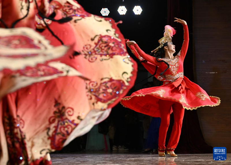 शिनजियांग: वरिष्ठ नागरिकों द्वारा परंपरागत नृत्य की झलक