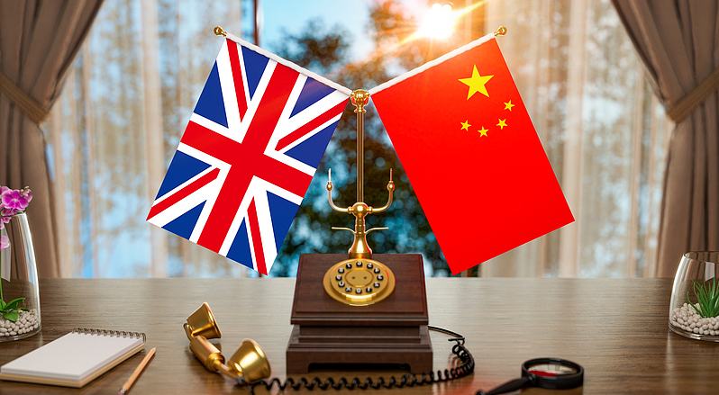 चीन और ब्रिटेन के विदेश मंत्रियों ने फोन पर बातचीत की