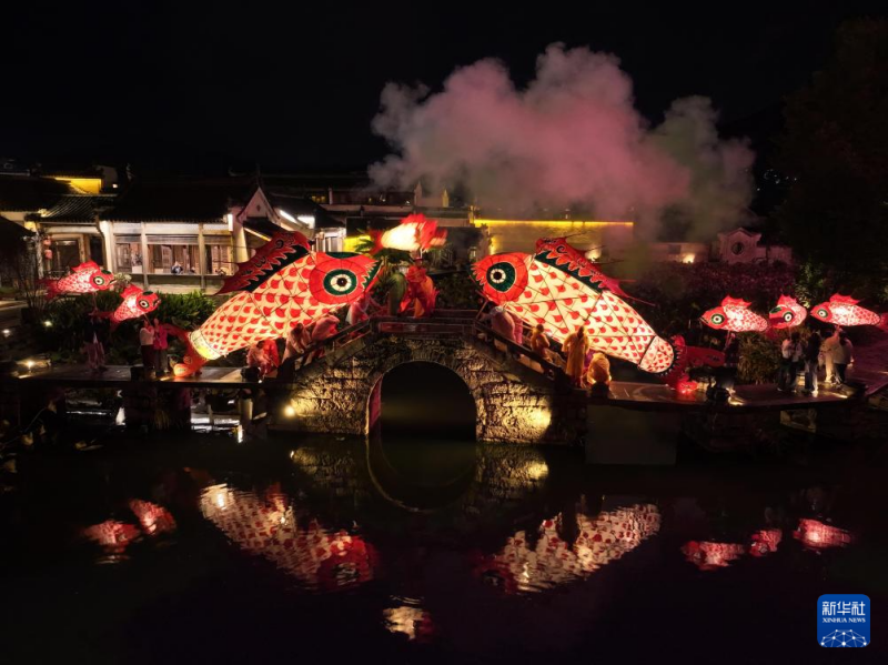 अन्हुई चेंगकान में अमूर्त सांस्कृतिक धरोहर मछली की बत्तियों से रातें जगमगाईं