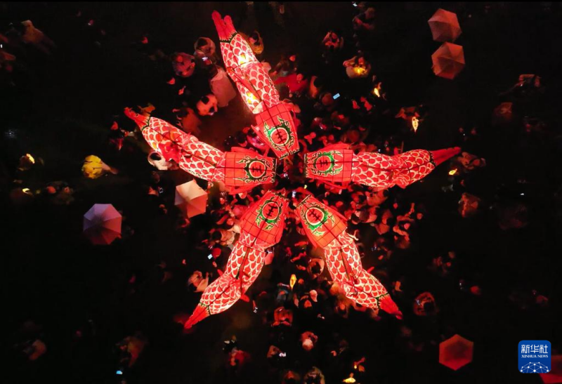 अन्हुई चेंगकान में अमूर्त सांस्कृतिक धरोहर मछली की बत्तियों से रातें जगमगाईं