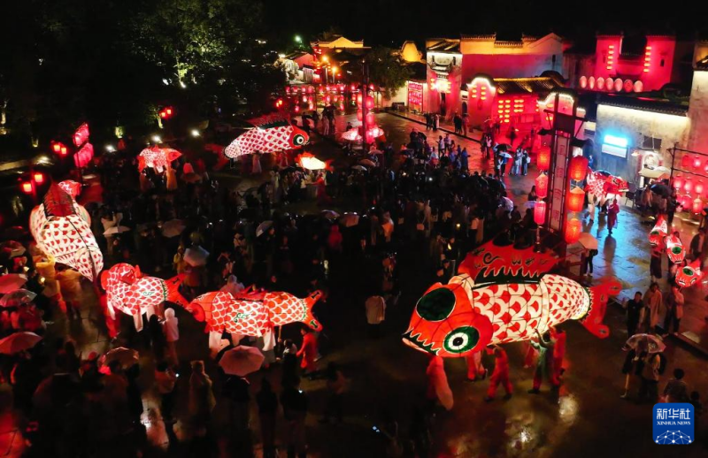 अन्हुई चेंगकान में अमूर्त सांस्कृतिक धरोहर मछली की बत्तियों से रातें जगमगाईं