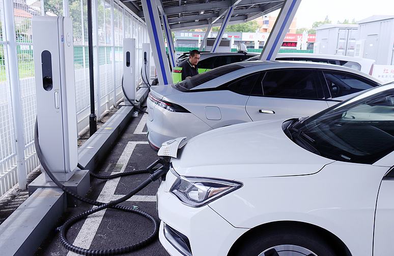 जनवरी से अक्टूबर तक, नई ऊर्जा वाले वाहनों के उत्पादन व बिक्री में वार्षिक वृद्धि 30% से अधिक रही