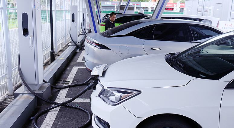 जनवरी से अक्टूबर तक, नई ऊर्जा वाले वाहनों के उत्पादन व बिक्री में वार्षिक वृद्धि 30% से अधिक रही