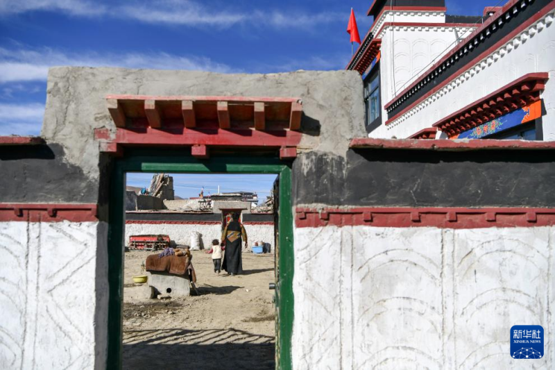 चोमोलुंग्मा पर्वत की तलहटी में लोग अपने नए और गर्माहट भरे आवास में बसे