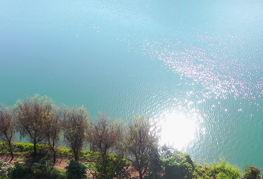 सर्दियों में लानचांग नदी का पानी हरे-नीले आभा से झिलमिलाया