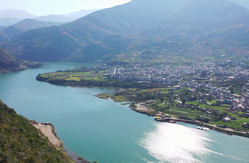 सर्दियों में लानचांग नदी का पानी हरे-नीले आभा से झिलमिलाया