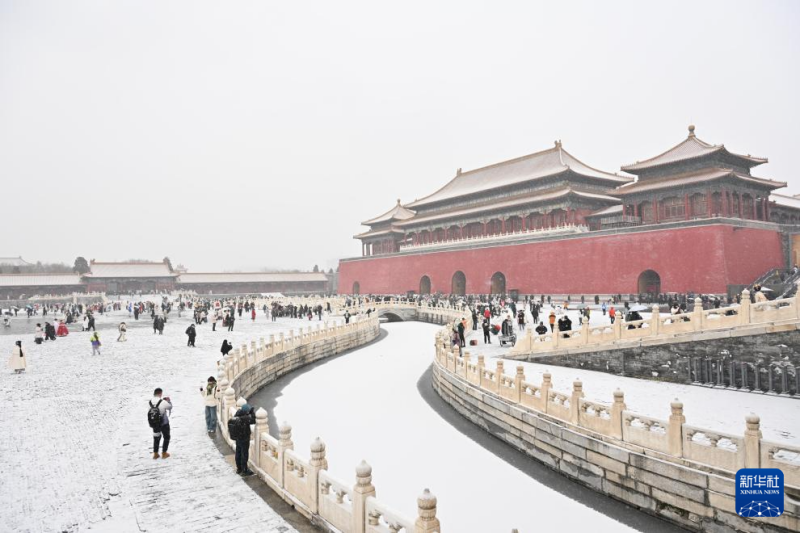 12 दिसंबर को, पर्यटक पेइचिंग के फॉरबिडन सिटी के कोने वाले टॉवर पर बर्फ़ीला दृश्य फ़ोटो खींच रहे थे।