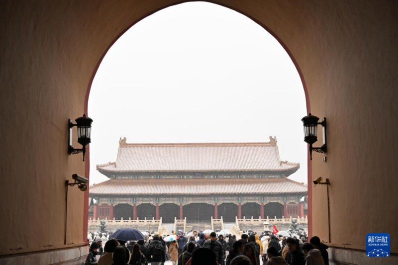 शुभ्र हिम से राजधानी श्वेताम्बर हो उठी