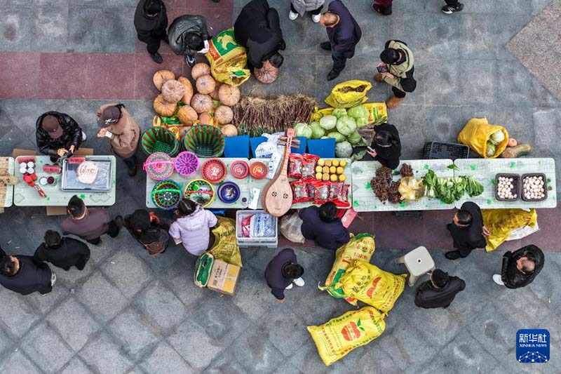 गांसू प्रांत के लोंगनान नगर में “शीत अयनांत महा-हाट” बना किसानों की आय बढ़ाने का माध्यम