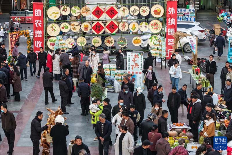 गांसू प्रांत के लोंगनान नगर में “शीत अयनांत महा-हाट” बना किसानों की आय बढ़ाने का माध्यम