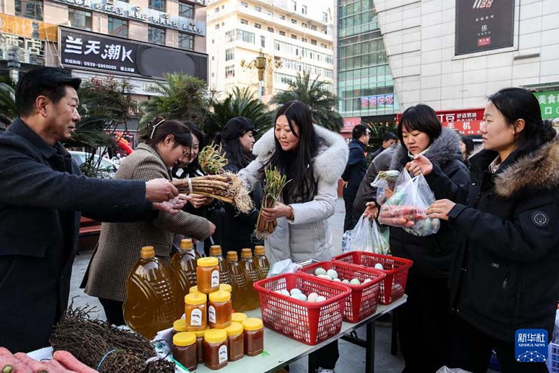 गांसू प्रांत के लोंगनान नगर में “शीत अयनांत महा-हाट” बना किसानों की आय बढ़ाने का माध्यम