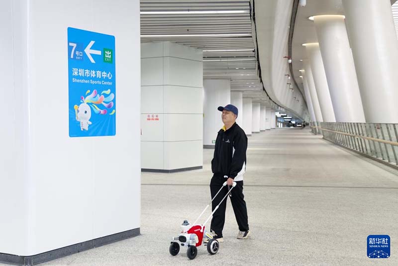 शेनजेन मेट्रो में नेत्रहीन यात्रियों के लिए स्मार्ट मार्गदर्शक कुत्तों की पायलट सेवा शुरू