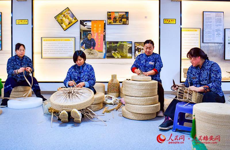 "नावपान घास कार्यशाला" के भीतर, ग्रामीण लोग नावपान घास से आसन और अन्य प्रकार के हस्तशिल्प बना रहे थे।