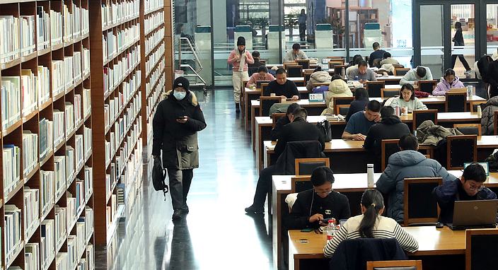 ली छ्यांग ने राज्य परिषद आदेश पर हस्ताक्षर कर देशव्यापी पठन-पाठन को बढ़ावा देने संबंधी विनियम जारी किया