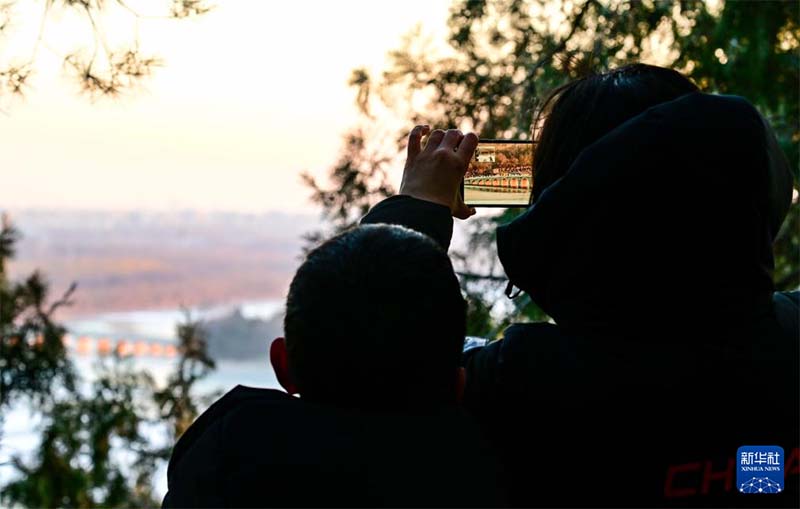 ग्रीष्मकालीन महल की सत्रह-धनुषी पुल पर दिखा “स्वर्णिम किरणों का सुरंग-भेदन” दृश्य