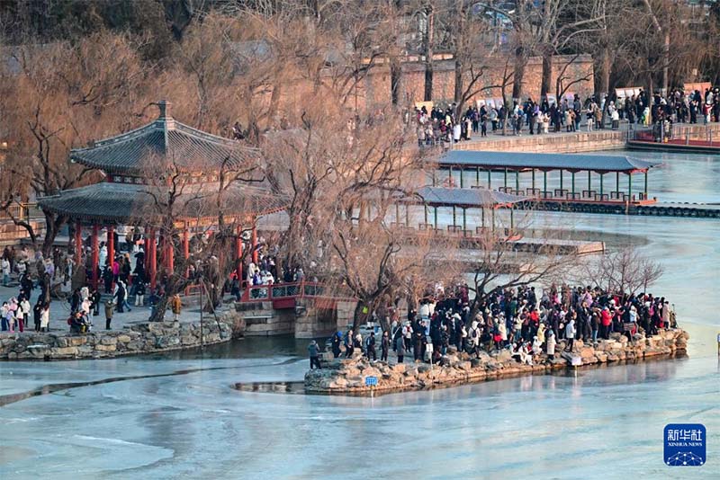 ग्रीष्मकालीन महल की सत्रह-धनुषी पुल पर दिखा “स्वर्णिम किरणों का सुरंग-भेदन” दृश्य