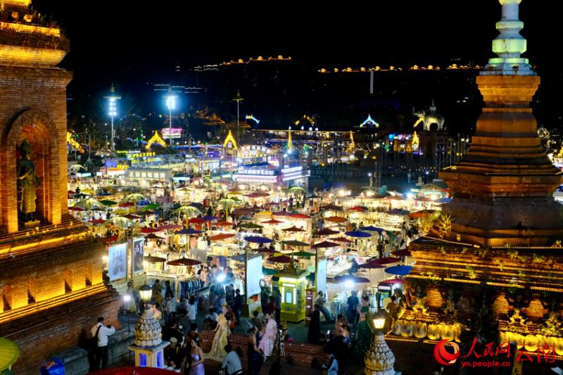 युन्नान प्रांत के शीशुआंगबन्ना शहर स्थित स्टारलाइट नाइट मार्केट में पर्यटकों की भीड़