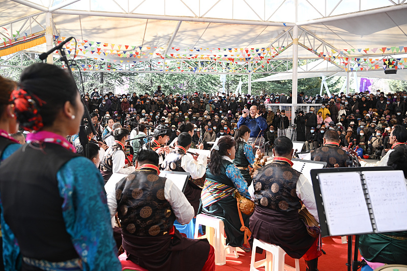 ज़ोंगजियाओ लुकांग में शीत्सांग के जनसंगीत समारोह की भावपूर्ण प्रस्तुति