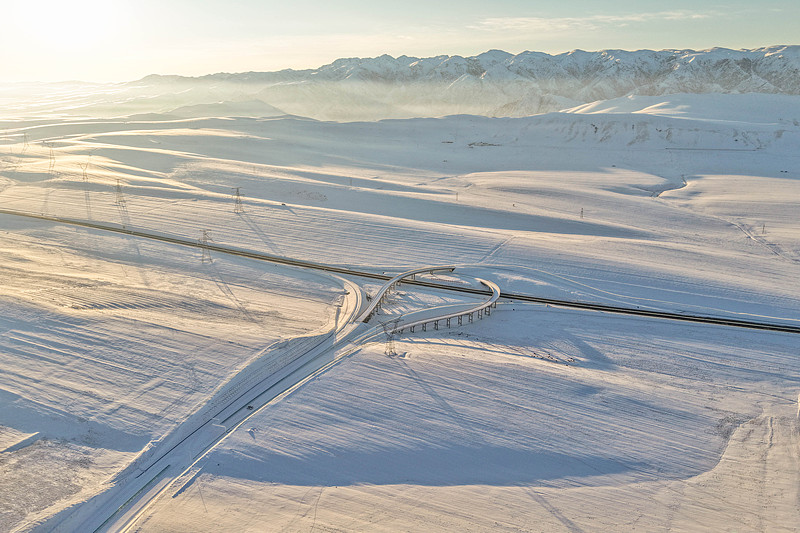 शिनच्यांग में हाईवे जी577 की उत्तरी थ्यानशान अतिरिक्त-लंबी सुरंग पूरी तरह से जुड़ी