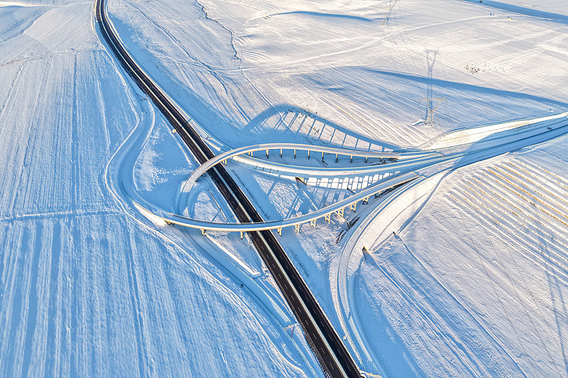 शिनच्यांग में हाईवे जी577 की उत्तरी थ्यानशान अतिरिक्त-लंबी सुरंग पूरी तरह से जुड़ी