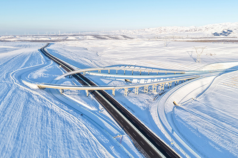 शिनच्यांग में हाईवे जी577 की उत्तरी थ्यानशान अतिरिक्त-लंबी सुरंग पूरी तरह से जुड़ी