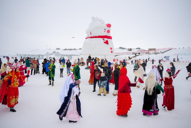 शिनजियांग के झाओसू में नववर्ष स्वागत हेतु अमूर्त सांस्कृतिक विरासत का प्रदर्शन
