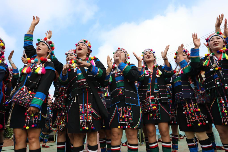 1 जनवरी 2026 को युन्नान प्रांत के जिंगहोंग शहर में आयोजित हानी समुदाय के ‘गा-तांग-पा’ पर्व के समारोह स्थल पर कलाकार प्रस्तुति देते हुए दिखाई दिए। (चित्र शिंगहवा एजेंसी से है)