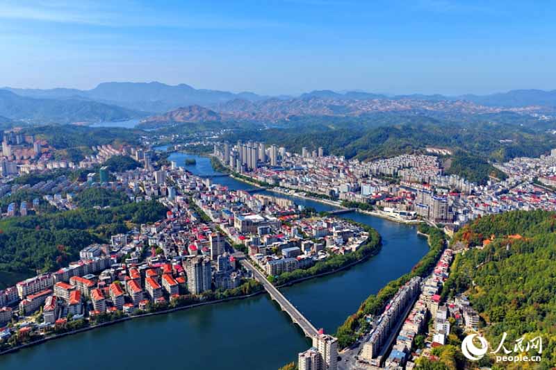 जियांग्शी शांगयोऊ: पहाड़ और नदियों के बीच बसा, चित्रवत छोटा शहर