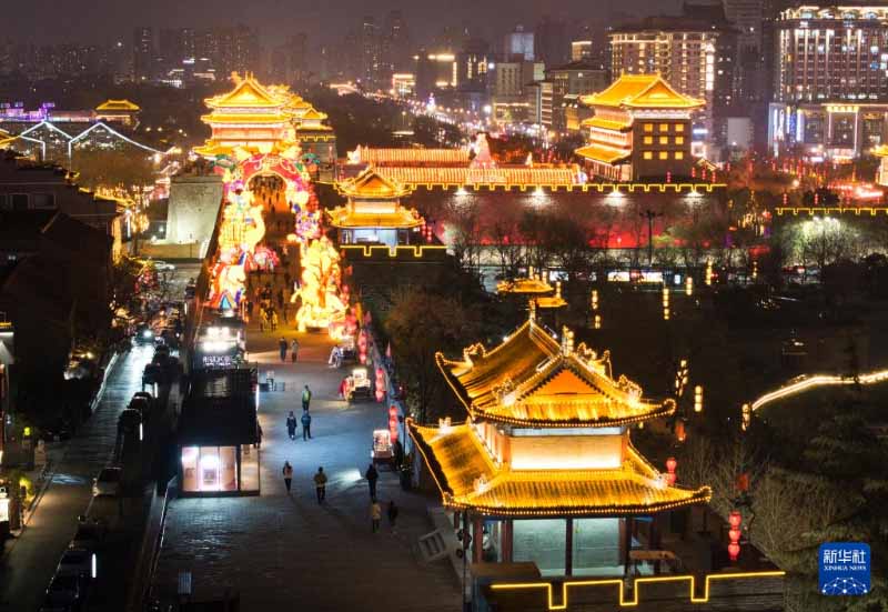 शीआन की प्राचीन दीवारें: प्रकाश और रंगों की महफ़िल में घोड़े वर्ष का अभिनंदन