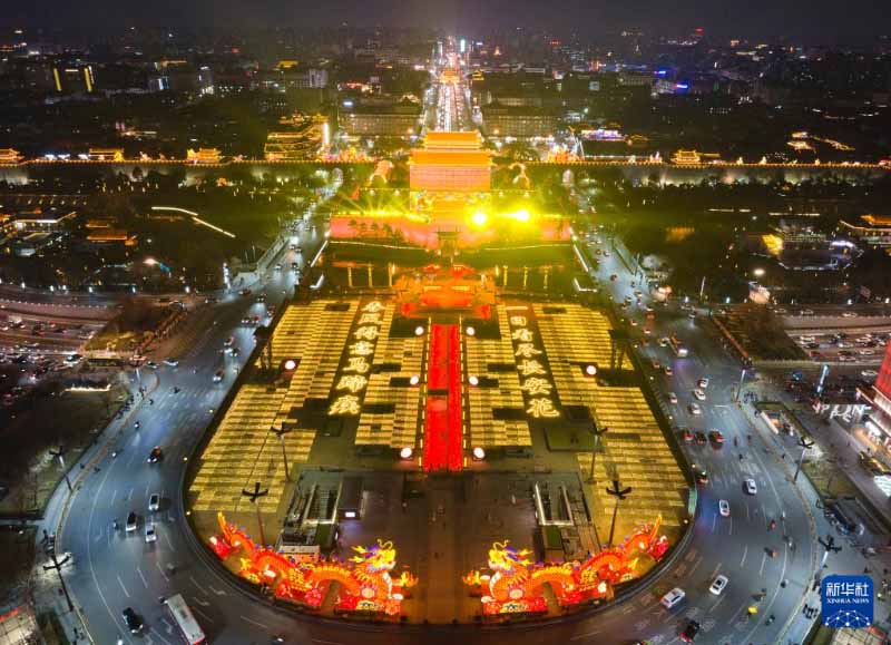 शीआन की प्राचीन दीवारें: प्रकाश और रंगों की महफ़िल में घोड़े वर्ष का अभिनंदन