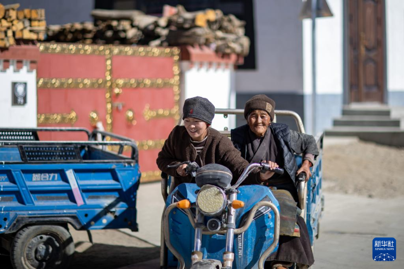 भूकंप के एक वर्ष बाद: डिंगरी काउंटी के सेनगा गाँव का पुन: दौरा