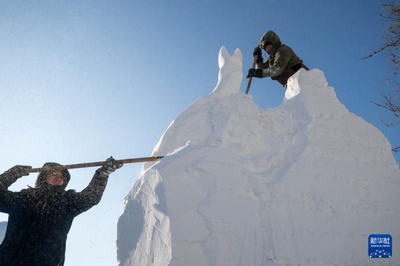 हिम-नगरी में बर्फ़-शिल्प कलाकारों ने दिखाई अपनी कला-कौशल