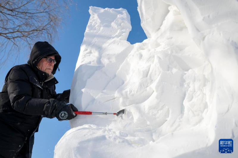 हिम-नगरी में बर्फ़-शिल्प कलाकारों ने दिखाई अपनी कला-कौशल