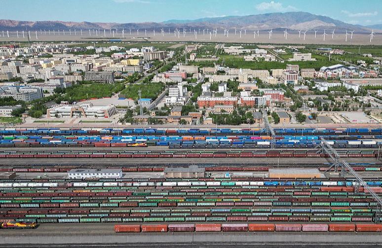 शिनचिआंग के आलाशानकोउ：रेलवे बंदरगाह की 2025 में माल ढुलाई इतिहास का सर्वोच्च रिकॉर्ड बनाया