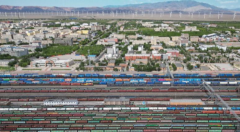 शिनचिआंग के आलाशानकोउ：रेलवे बंदरगाह की 2025 में माल ढुलाई इतिहास का सर्वोच्च रिकॉर्ड बनाया