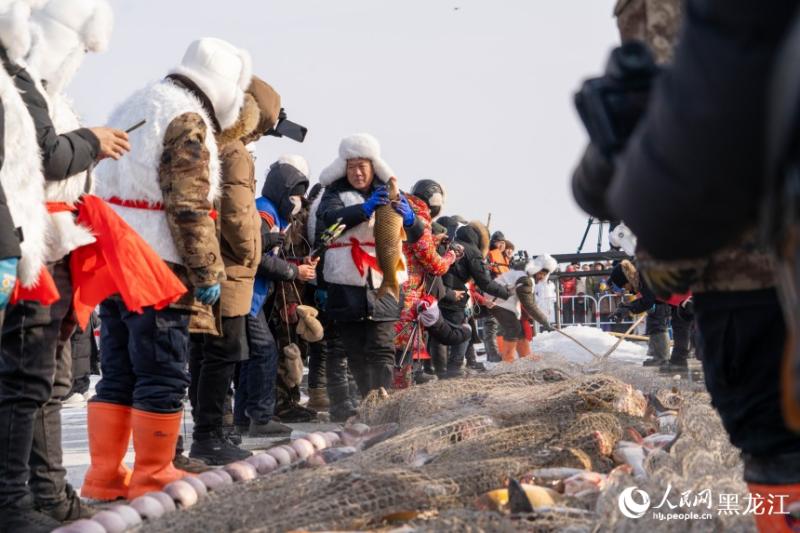 शिंगकाई झील में चीन–रूस सीमा पर शीतकालीन मत्स्याखेट गतिविधि शुरू