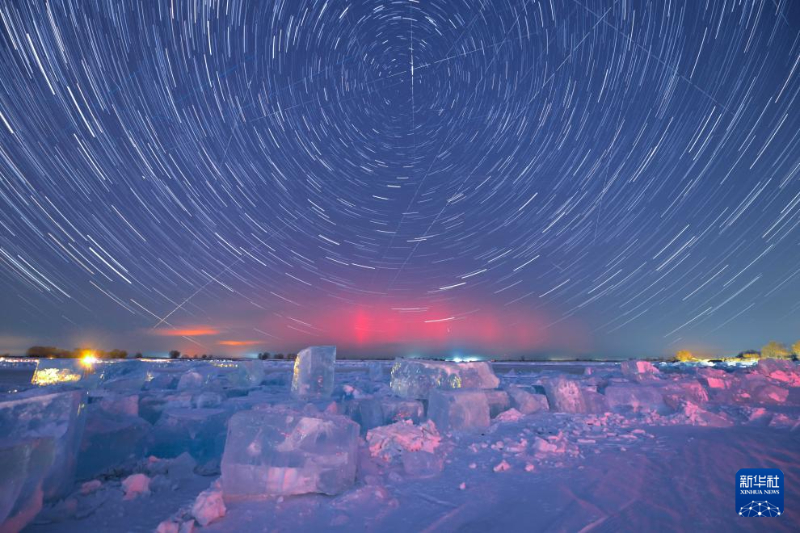 20 जनवरी को हेइलोंगजियांग प्रांत के क़ीचीहार शहर में शानदार उत्तरी रोशनी का स्टैक कम्पोज़िट फोटो तैयार किया गया।