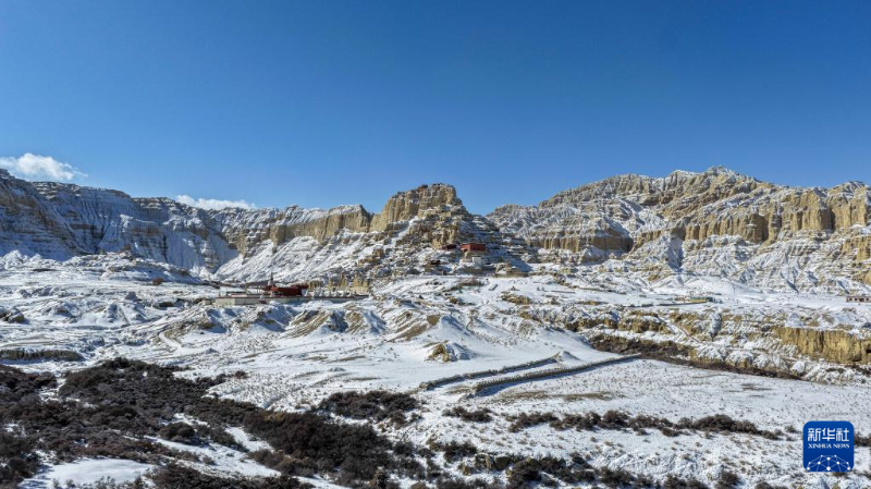 शीत्सांग के ज़ांडा में हिमपात के बाद गुगे साम्राज्य के अवशेष चित्रोपम सौंदर्य में निखरे