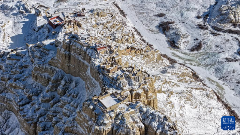 शीत्सांग के ज़ांडा में हिमपात के बाद गुगे साम्राज्य के अवशेष चित्रोपम सौंदर्य में निखरे