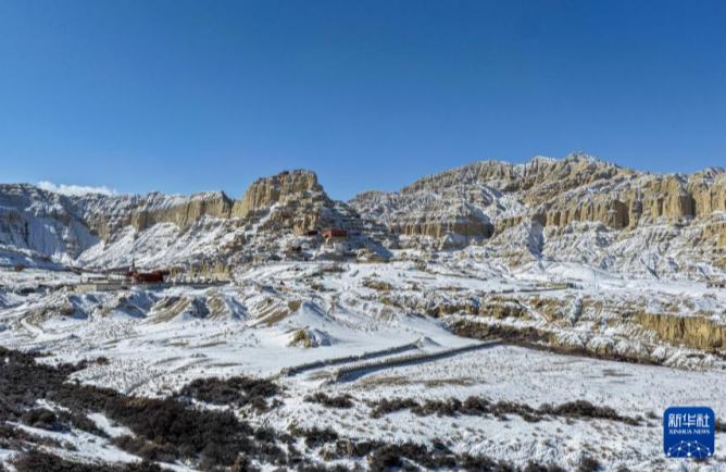 शीत्सांग के ज़ांडा में हिमपात के बाद गुगे साम्राज्य के अवशेष चित्रोपम सौंदर्य में निखरे