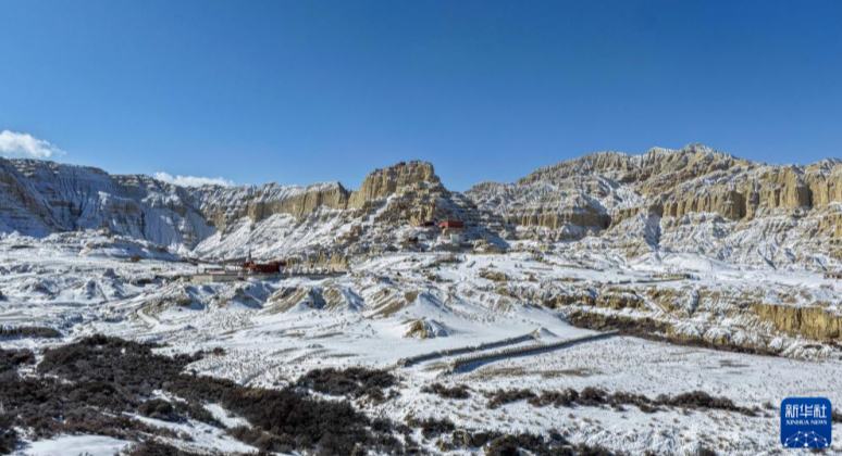 शीत्सांग के ज़ांडा में हिमपात के बाद गुगे साम्राज्य के अवशेष चित्रोपम सौंदर्य में निखरे