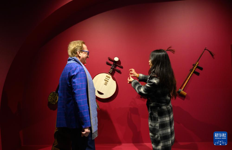 पेइचिंग के चाओयांग में विदेशी और स्थानीय नागरिकों ने चीनी राष्ट्रीय सांस्कृतिक धरोहर का अनुभव किया