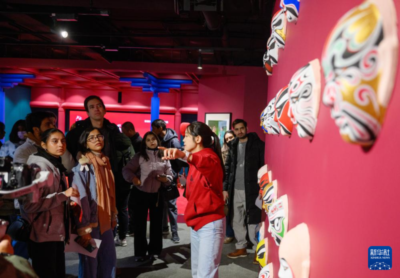 पेइचिंग के चाओयांग में विदेशी और स्थानीय नागरिकों ने चीनी राष्ट्रीय सांस्कृतिक धरोहर का अनुभव किया