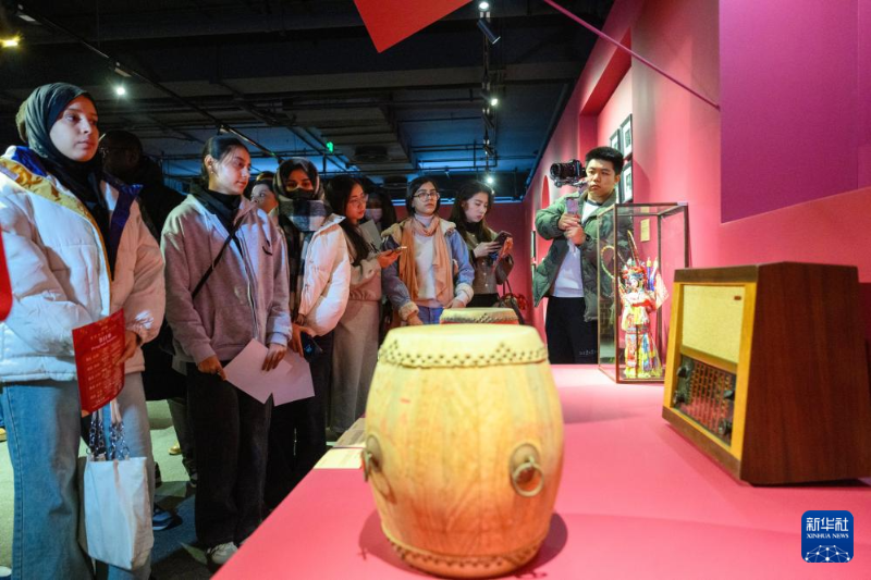 पेइचिंग के चाओयांग में विदेशी और स्थानीय नागरिकों ने चीनी राष्ट्रीय सांस्कृतिक धरोहर का अनुभव किया