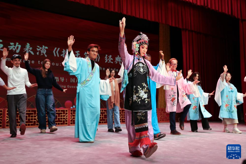 पेइचिंग के चाओयांग में विदेशी और स्थानीय नागरिकों ने चीनी राष्ट्रीय सांस्कृतिक धरोहर का अनुभव किया