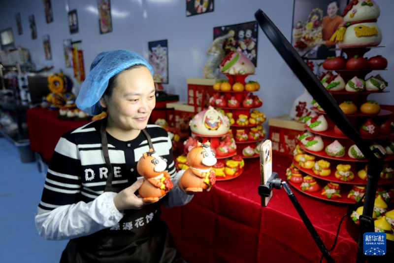 स्प्रिंग फ़ेस्टिवल के आगमन से उत्सव का माहौल गहराया