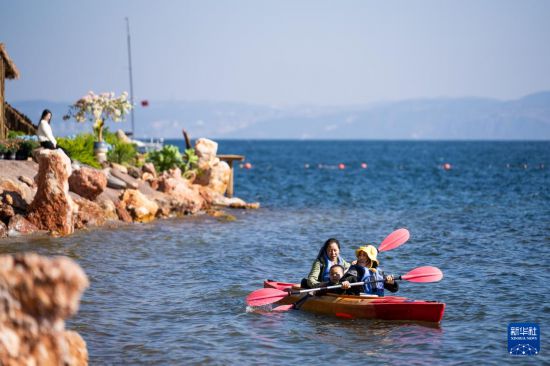 सर्दियों की गोद में फूशियान झील